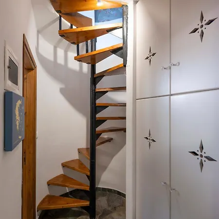 Elena's Traditional Dreamhouse *