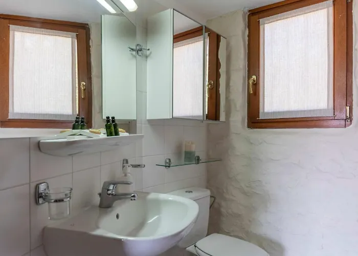 Elena's Traditional Dreamhouse *